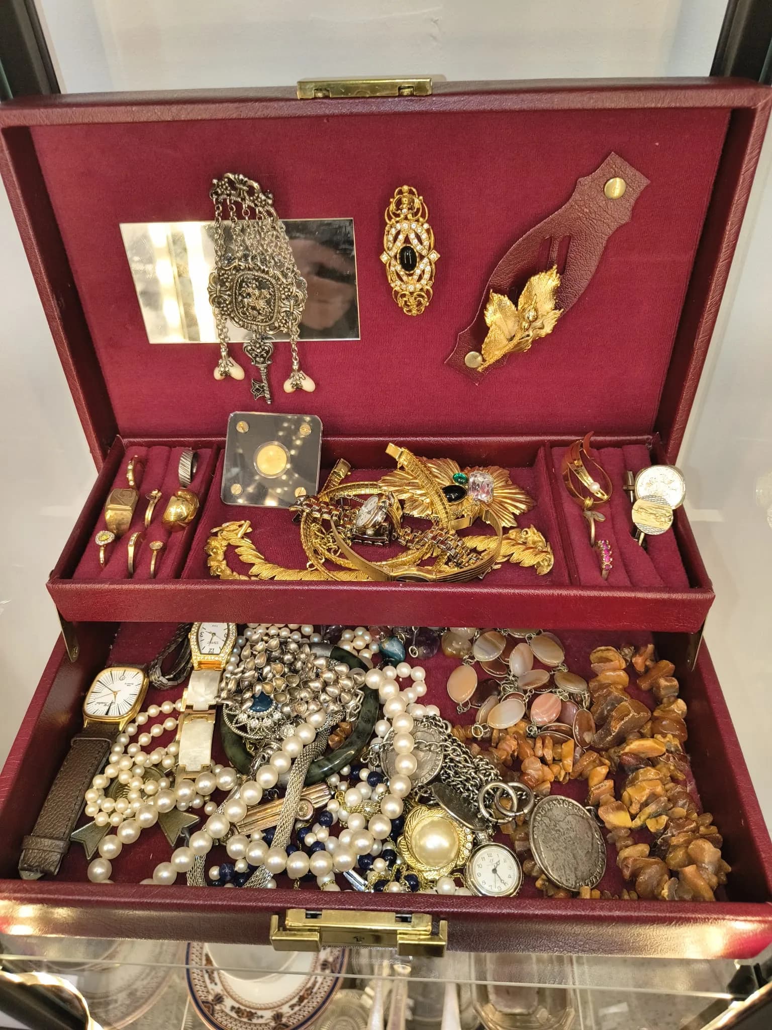 Geerbte Schmuckstuecke in einer antiken Schmuckschatulle – kostenlose Bewertung bei Werner Goldankauf